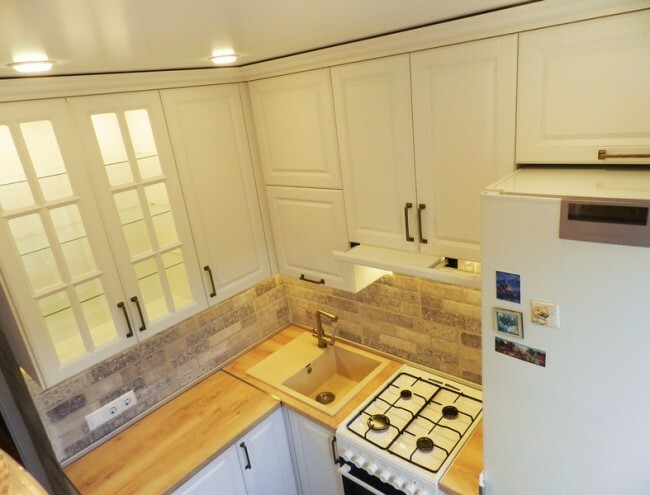 Dizajn bielej kuchyne 6 m2 s chladničkou a umývačkou riadu