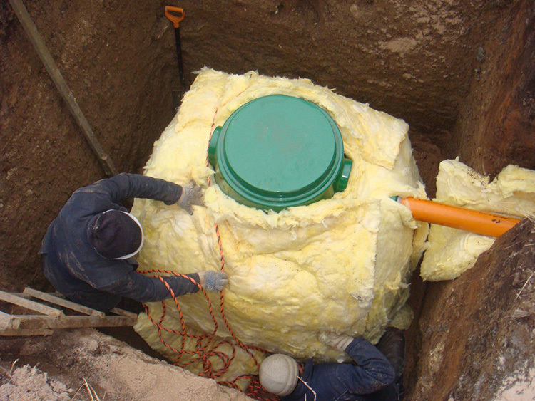 Insulation of a vertical gas tank