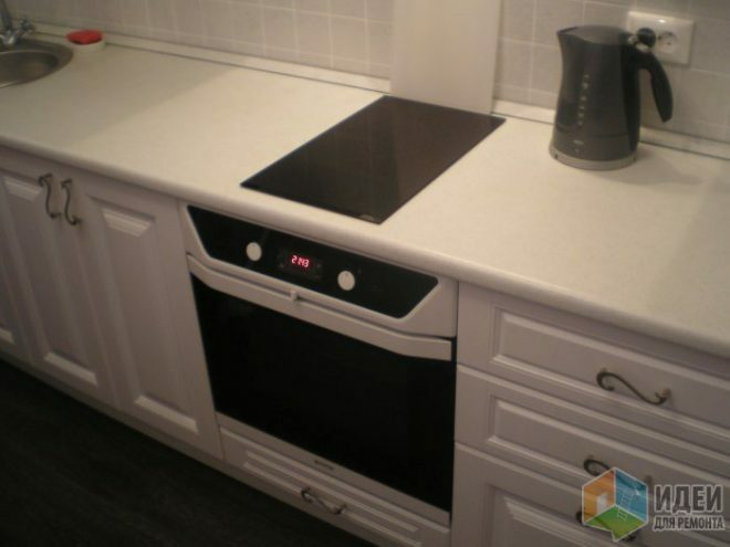 Diseño de una cocina blanca recta de 8 m2.