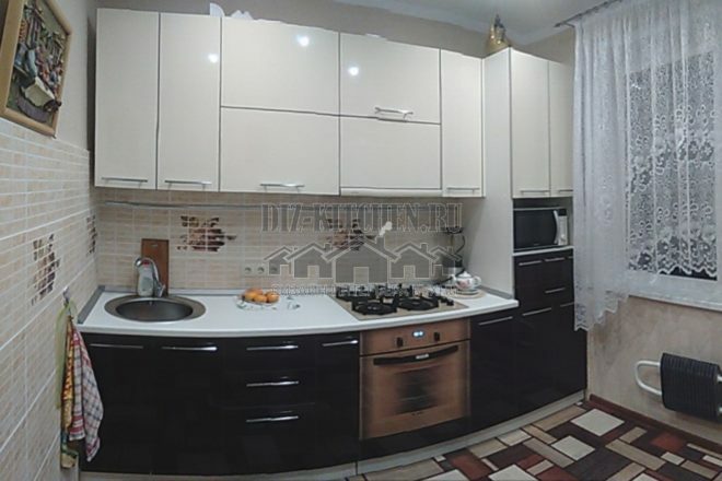 Bucătărie modernă bej și maro 