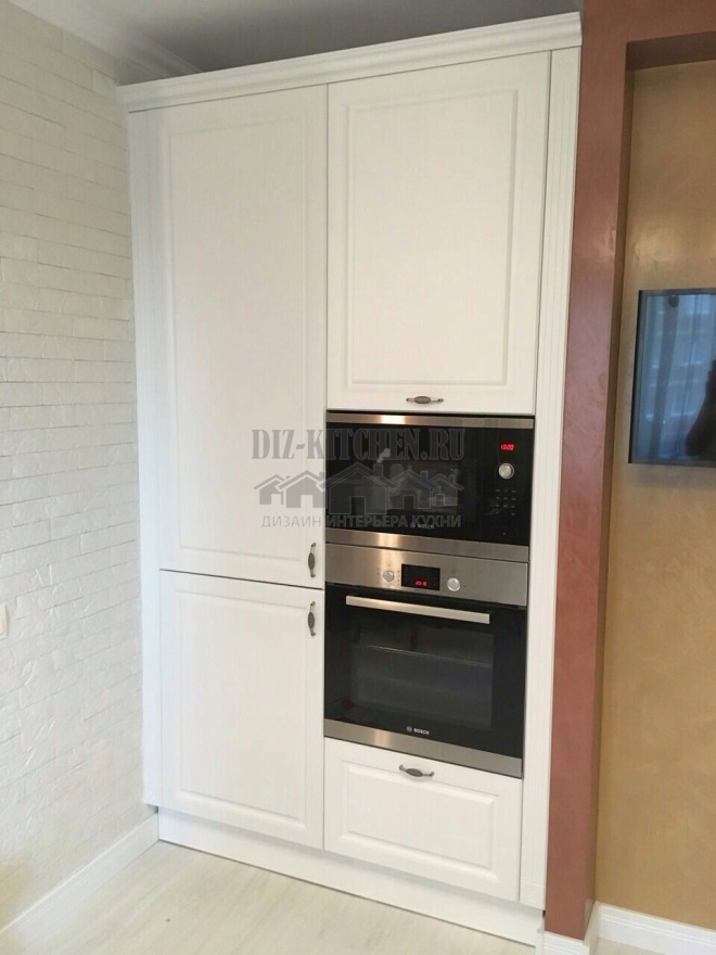 Fehér, egyenes klasszikus konyha fekete munkalappal és hátlappal
