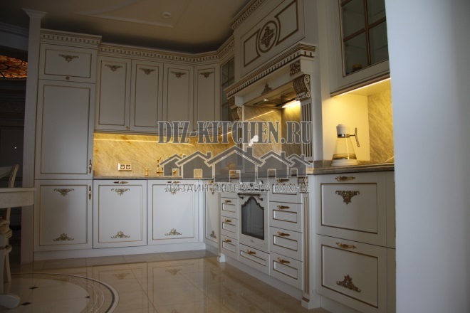 Klassieke witte penthouse keuken gecombineerd met woonkamer