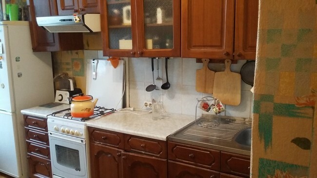 Design cucina bianca 11 mq a Minsk con piastrelle di mattoni