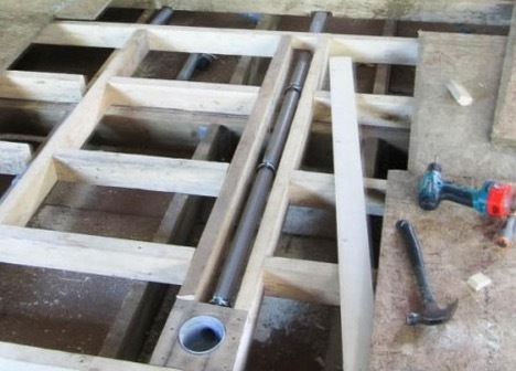 Installazione a pavimento in uno stabilimento balneare su pali avvitati