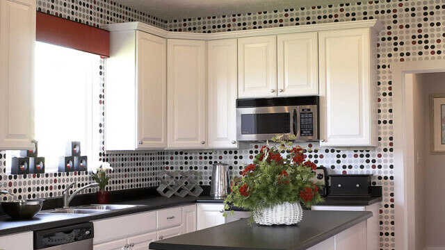 foto af et hvidt køkken i interiøret