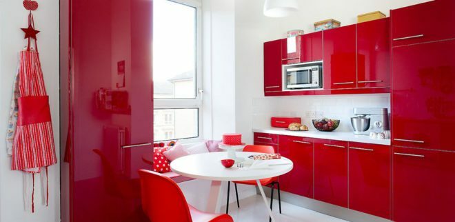 bílá zástěra a červená kuchyně