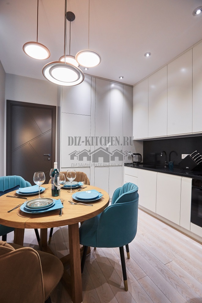 Valge kaasaegne köök koos elutoaga