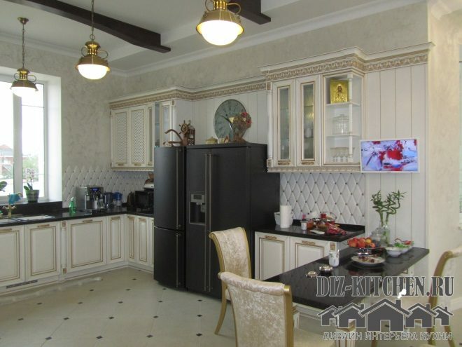 Cozinha clássica com sala de estar dourada e geladeira