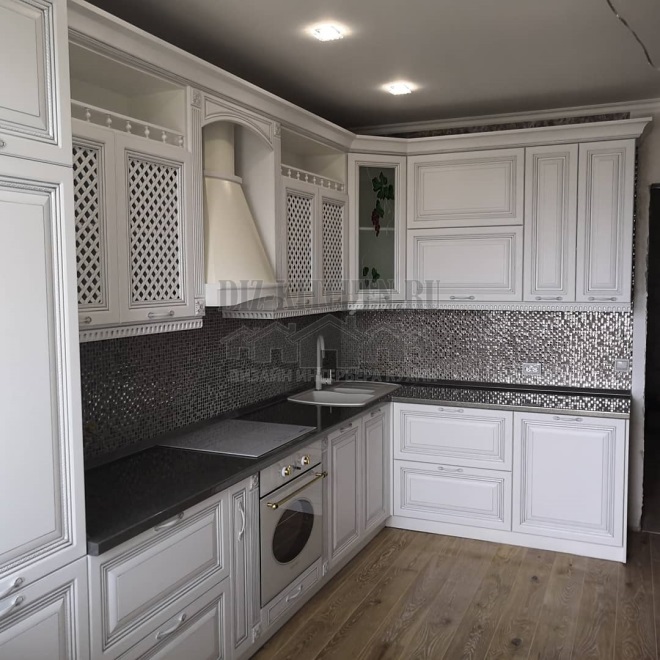 Klasikinė balta kampinė virtuvė su juodai žvilgančiu centru