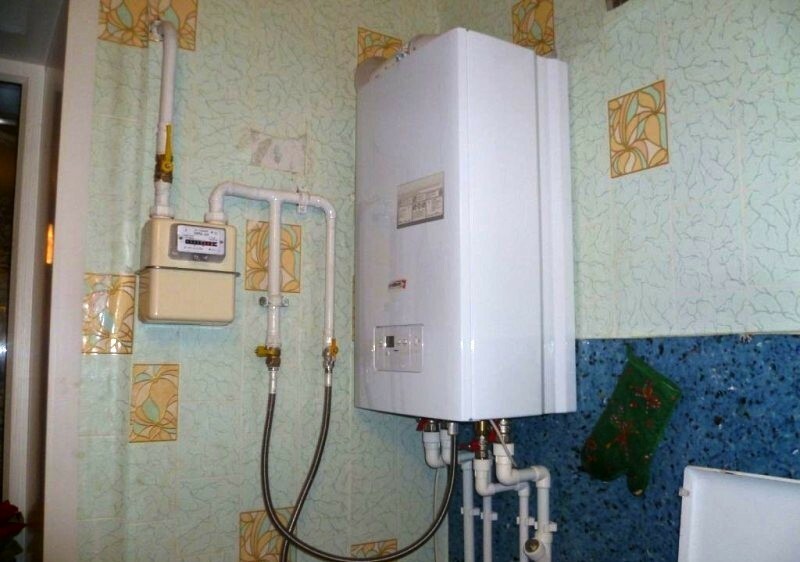 Fastening a wall-mounted hot water boiler