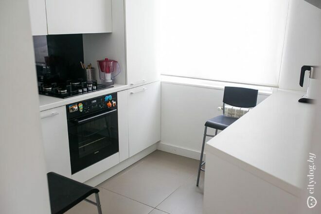 Bright kitchen 6 sq.m.: interior with built-in washing machine and table-rack