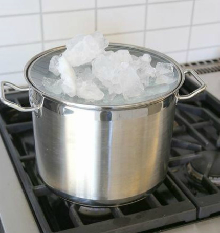 Kjøle lokket med is under destillasjon