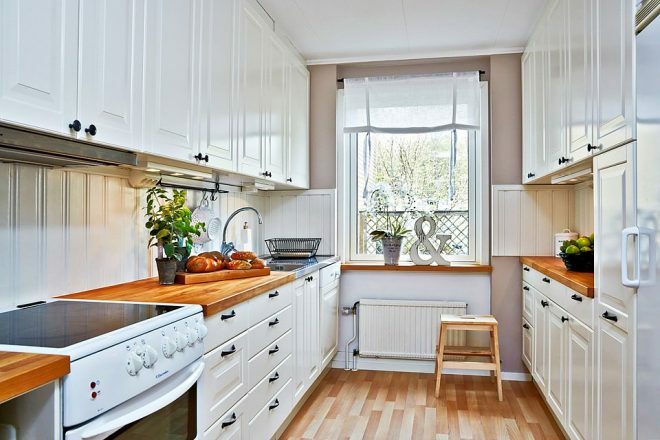 Zweireihige Anordnung der Möbel in der Küche