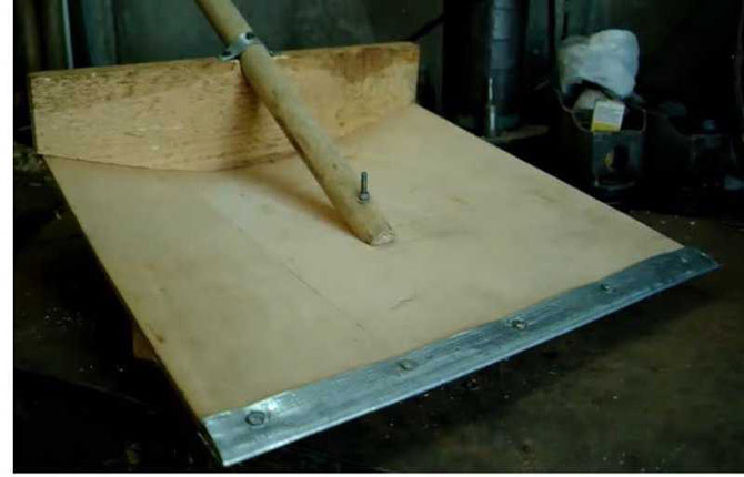 DIY snöskyffel: plast, aluminium, plywood, ritning, material, steg-för-steg tillverkningsinstruktioner