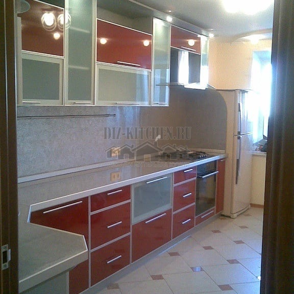 Bucătărie roșie și albă