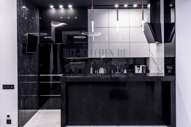 Čiernobiela lesklá kuchyňa s čiernym barovým pultom