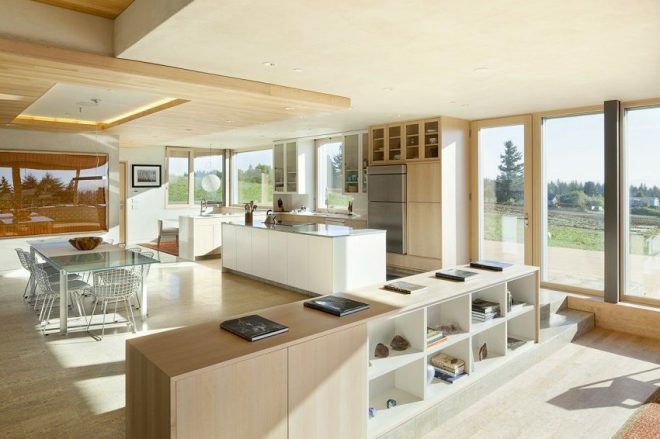 Interessante ideer til loftdesign i køkkenet kombineret med stuen