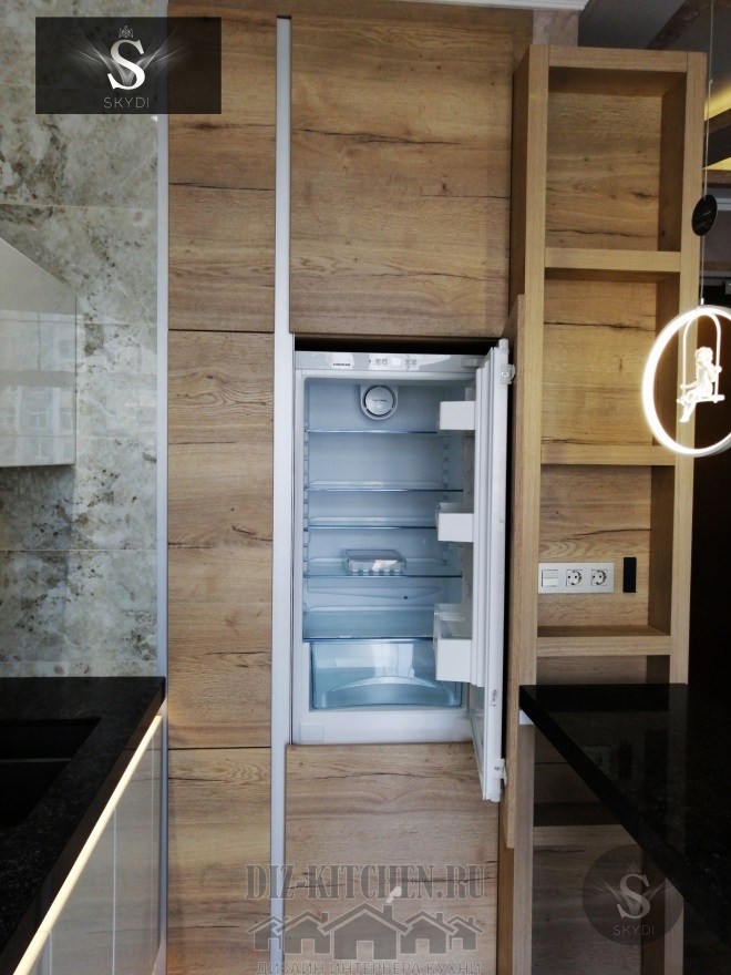 Moderni pakabinama virtuvė studijoje su sienine spintele