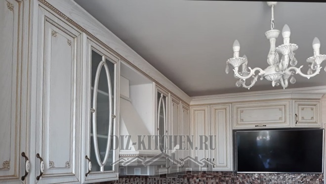 Cozinha clássica branca 12 sq. m com um avental marrom