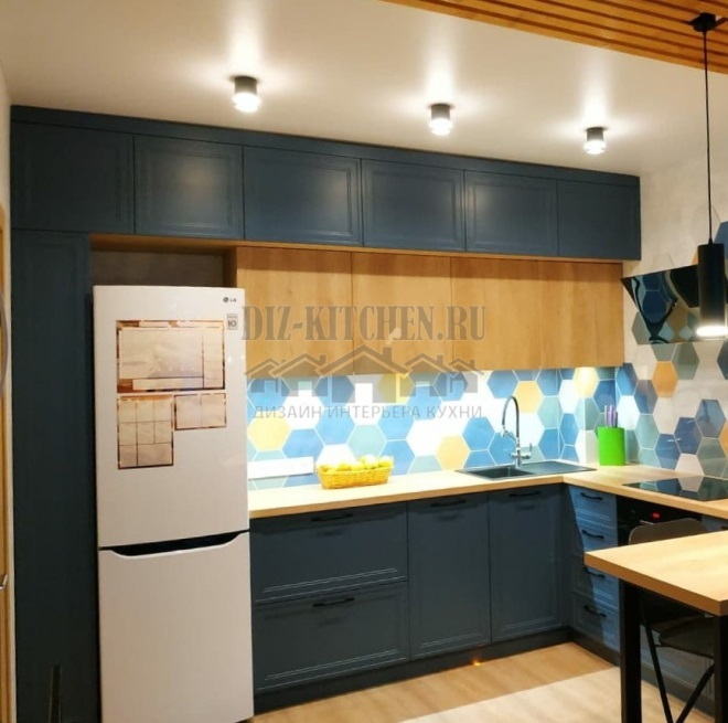 Modern kitchen with a bright apron, a combination of blue and wood