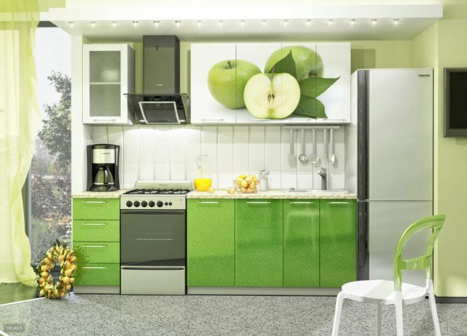 grüne Küche mit Metallbeschlägen