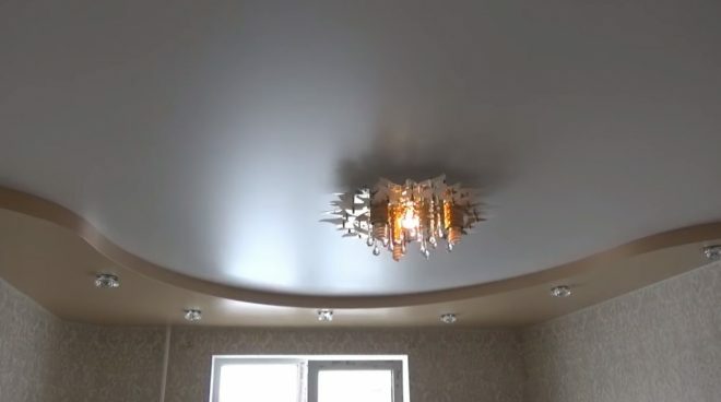 Combined ceiling in the kitchen