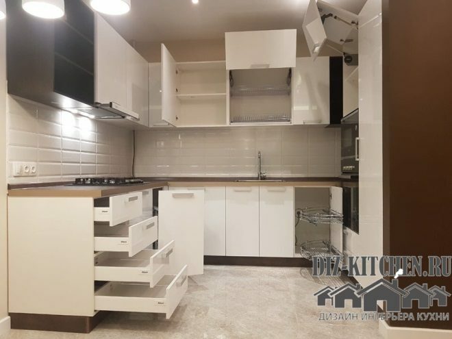 Lichte U-vormige keuken in de stijl van minimalisme