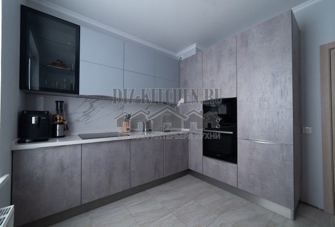 Moderne grijze keuken met fronten van acryl en kunststof