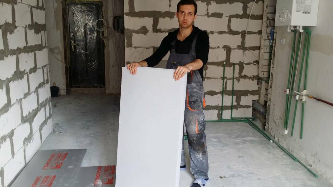 Worker with penoplex sheets