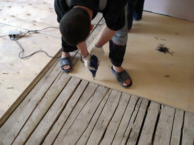 Příprava dřevěné podlahy na obklady