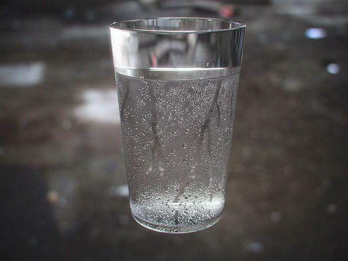 Üveg vízzel