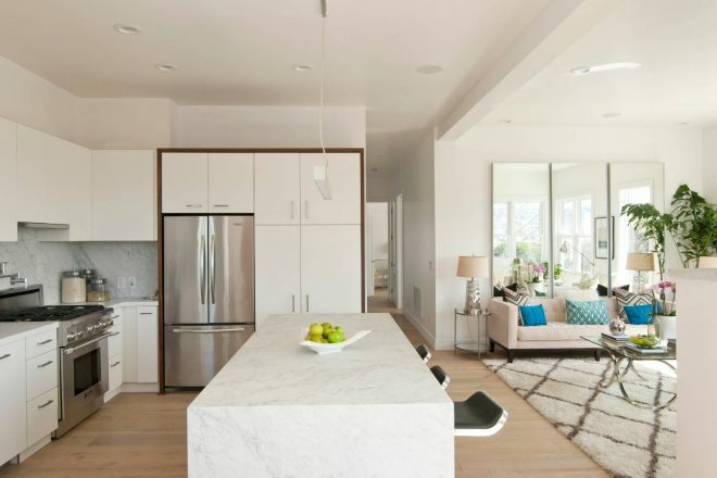 Kuchyňa-obývacia izba vo svetlých farbách